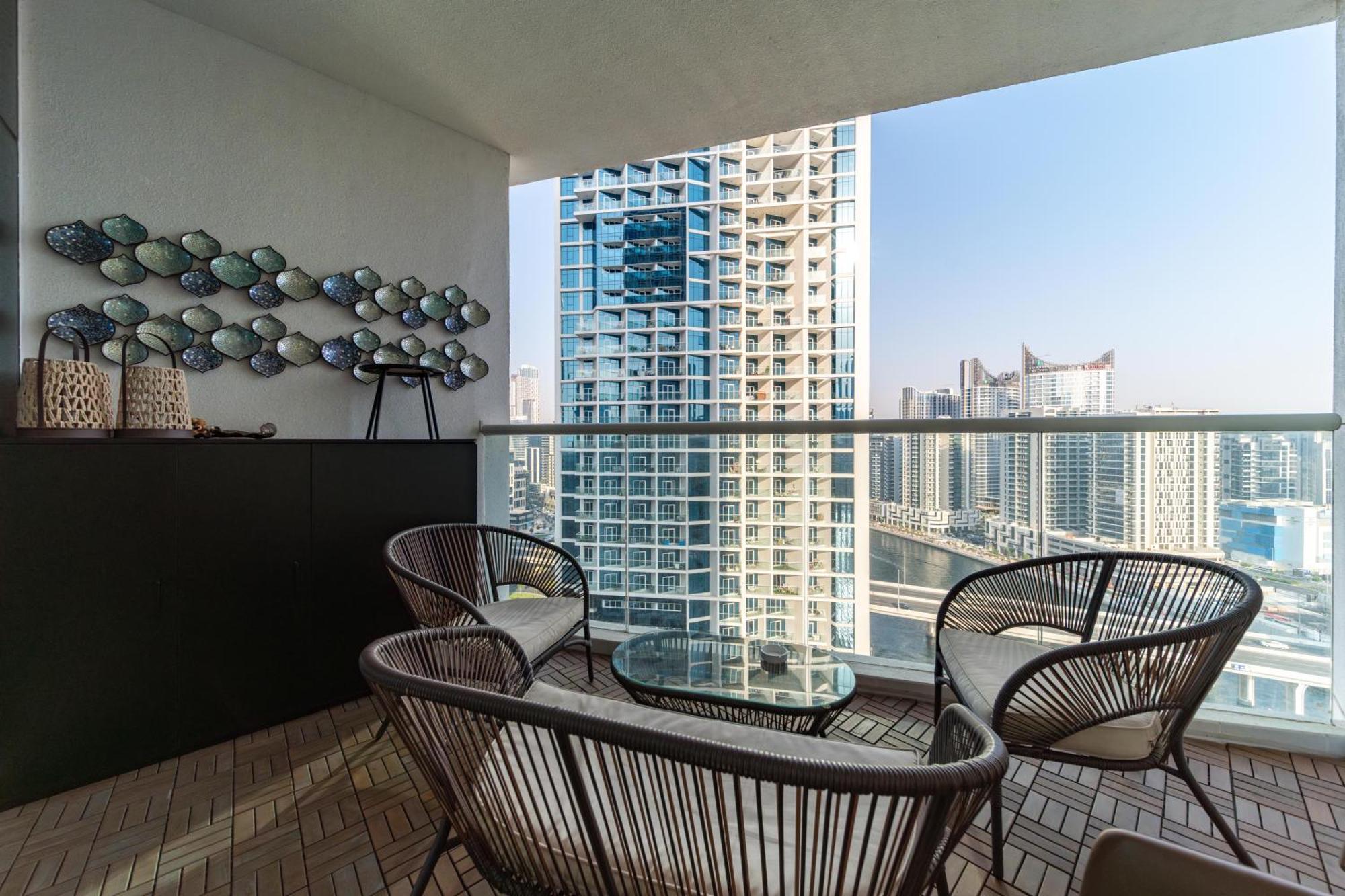 White Sage - Premium Furnished With Large Balcony *
